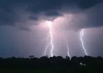 Carapicuíba dia com trovões e raios