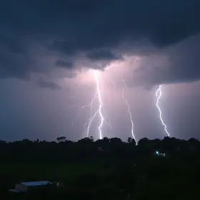 Carapicuíba dia com trovões e raios